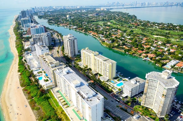 une vue aérienne de la plage et des gratte-ciel de Miami Beach